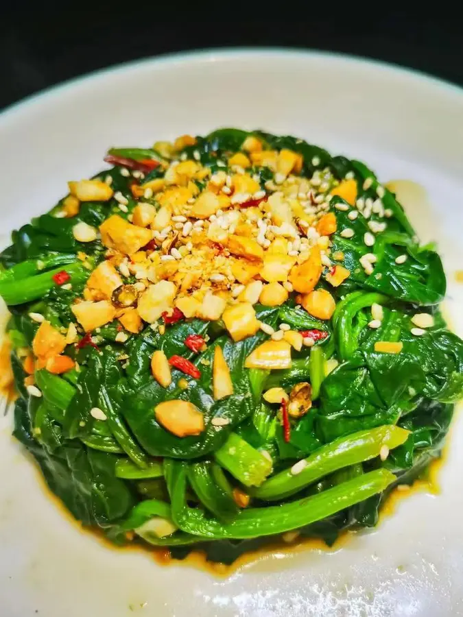 Super appetizer with rice, small cold dishes--- nuts and spinach are the main ones that will be handed step 0