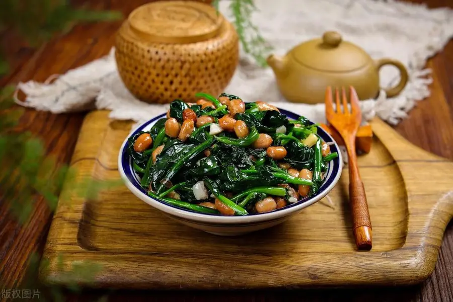 Super appetizer with rice, small cold dishes--- nuts and spinach are the main ones that will be handed