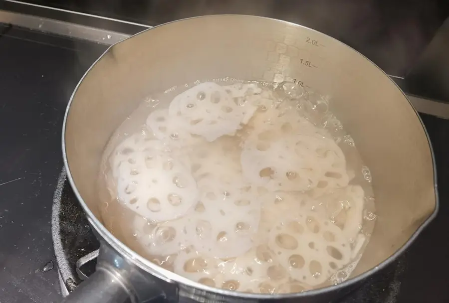 Home-cooked cold salad: cold lotus root slices step 0