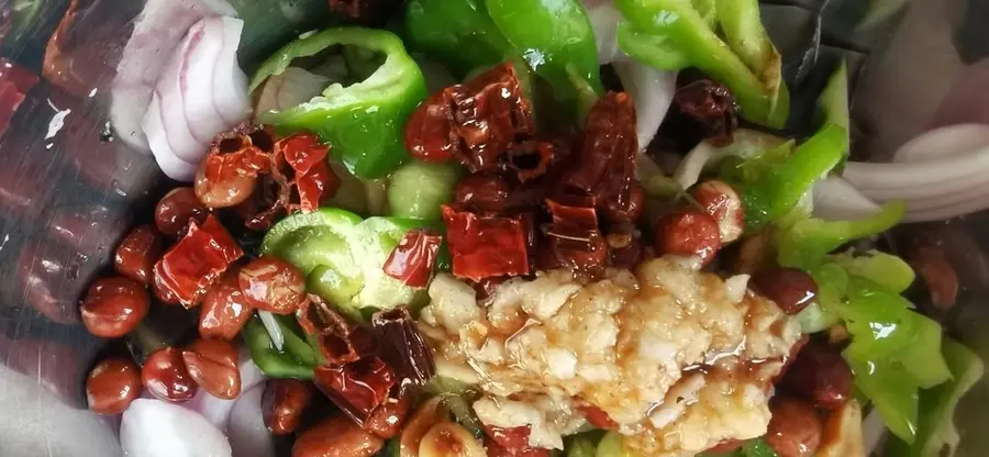 Chili pepper mixed with Songhua egg ~ a must-have cold dish in summer step 0