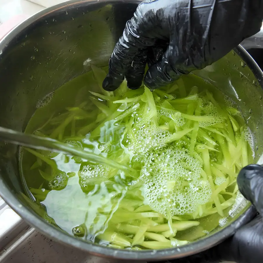 Refreshing side dish - cold shredded bamboo shoots step 0