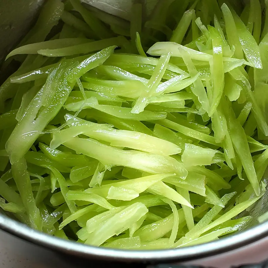 Refreshing side dish - cold shredded bamboo shoots step 0