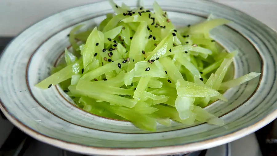 Refreshing side dish - cold shredded bamboo shoots step 0