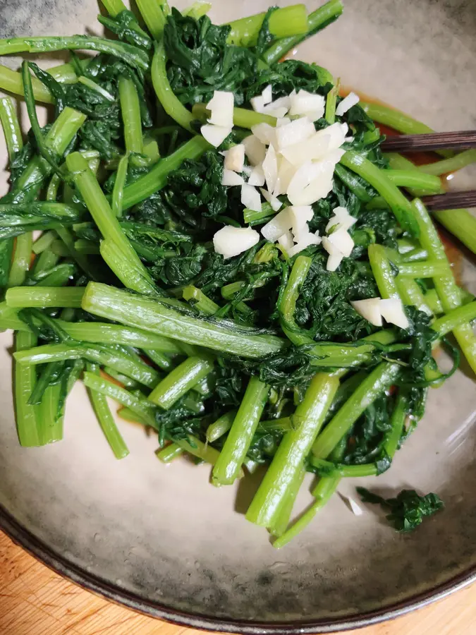 Cold salad chrysanthemum  is a must-have cold dish in summer step 0