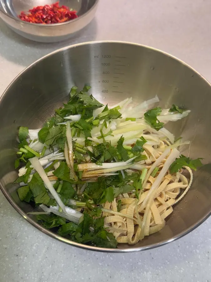 Kuaishou wine and cold dishes - mixed with shredded dried tofu & shredded shrimp skin with green onions step 0