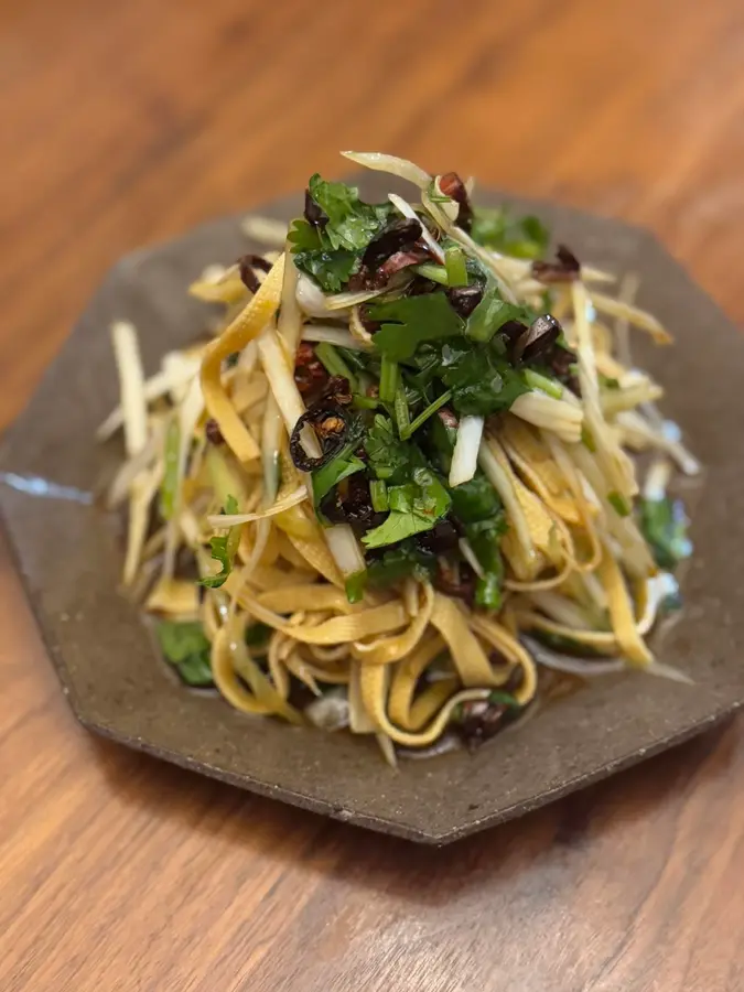 Kuaishou wine and cold dishes - mixed with shredded dried tofu & shredded shrimp skin with green onions