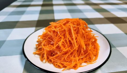 Cold carrot shreds are a healthy side dish