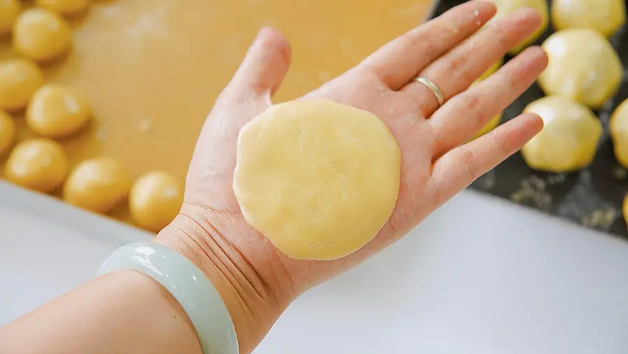 Tea-flavored green plum mooncakes  creative Cantonese mooncakes step 0