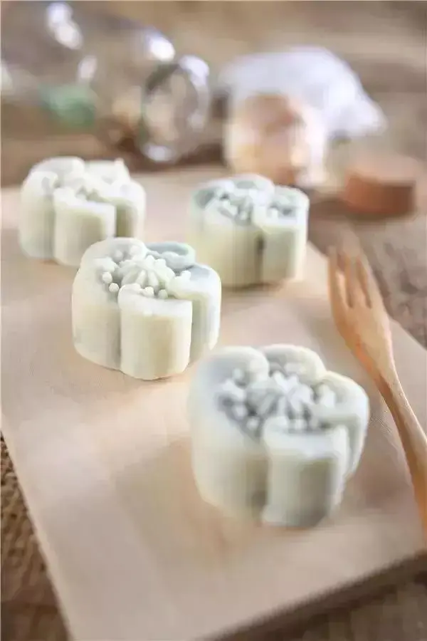 Super simple snowy mooncakes step 0