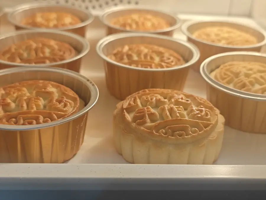 The recipe of egg moon baked moon cakes  is easy to use against the sky to lock this recipe step 0