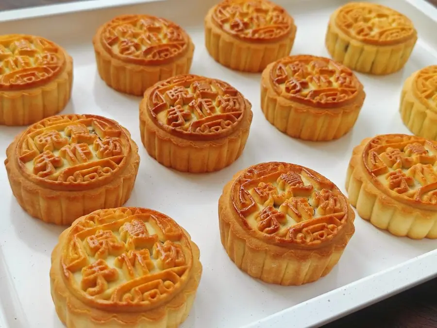 The recipe of egg moon baked moon cakes  is easy to use against the sky to lock this recipe step 0