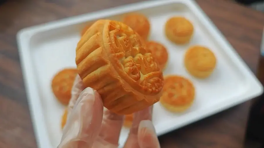 The recipe of egg moon baked moon cakes  is easy to use against the sky to lock this recipe step 0