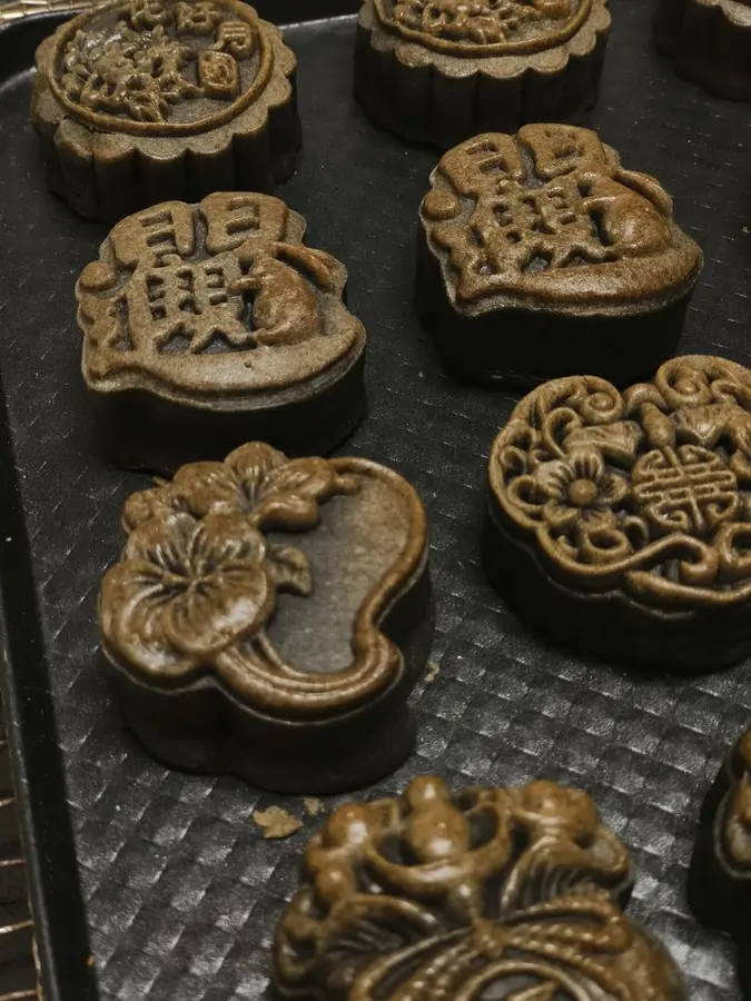 Black gold net red mooncakes step 0