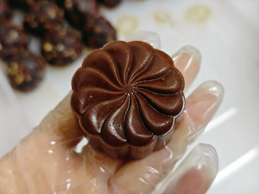 Announce to the world that this chocolate hazelnut mooncake is delicious step 0