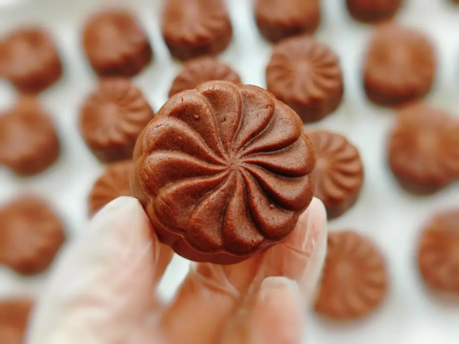 Announce to the world that this chocolate hazelnut mooncake is delicious step 0