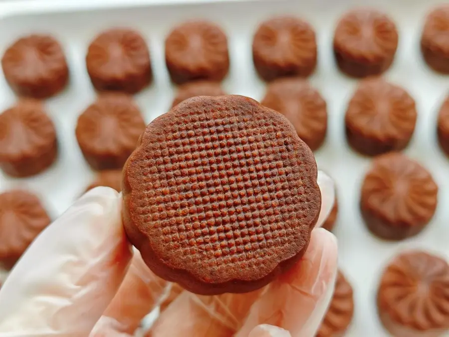 Announce to the world that this chocolate hazelnut mooncake is delicious step 0