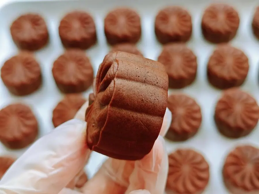 Announce to the world that this chocolate hazelnut mooncake is delicious step 0