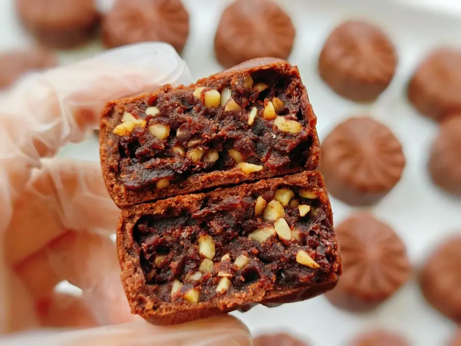 Announce to the world that this chocolate hazelnut mooncake is delicious step 0