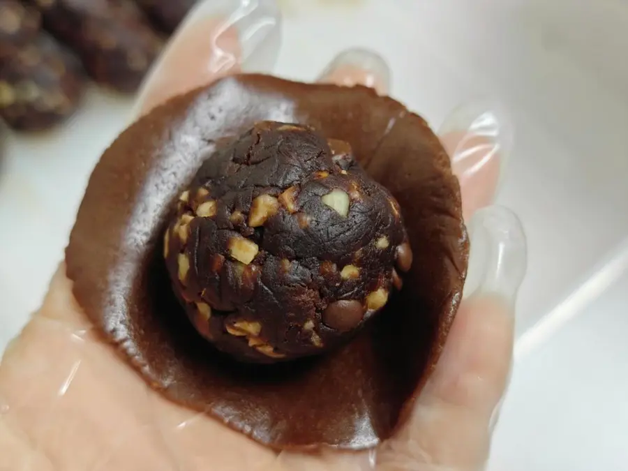 Announce to the world that this chocolate hazelnut mooncake is delicious step 0