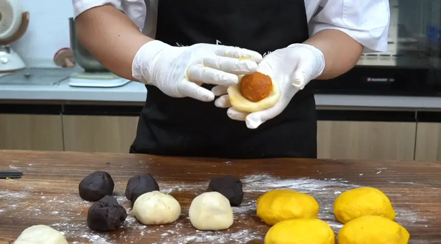 Replica of Fat Donglai Golden Moon Cake, Meat Floss Red Bean Mochi Moon Cake step 0