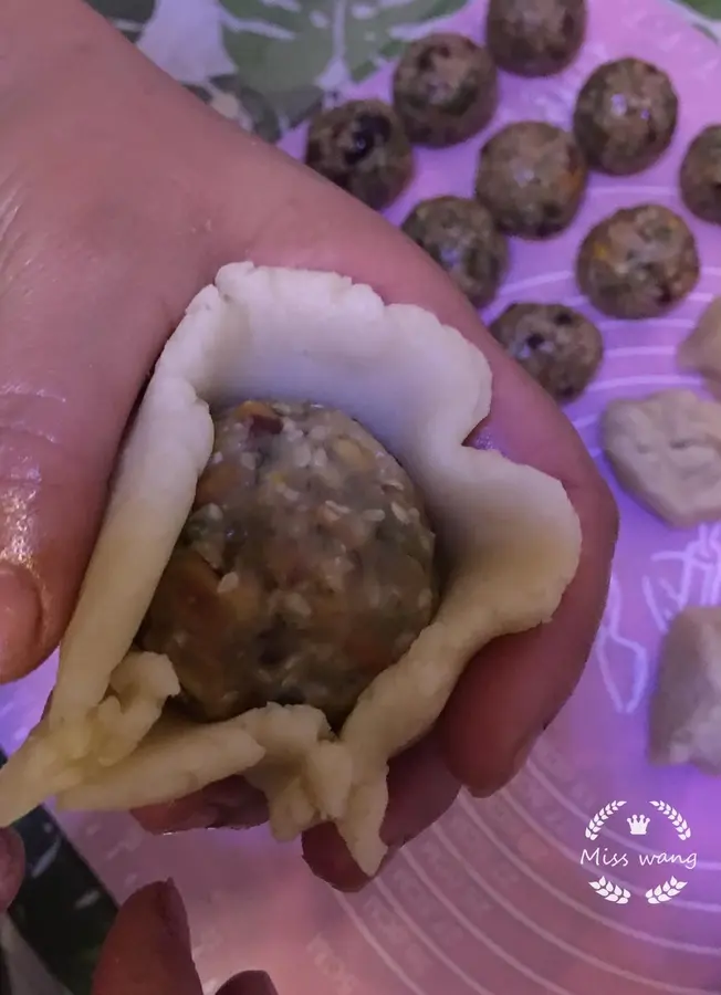 Old-fashioned puff pastry mooncakes don't use invert syrup step 0