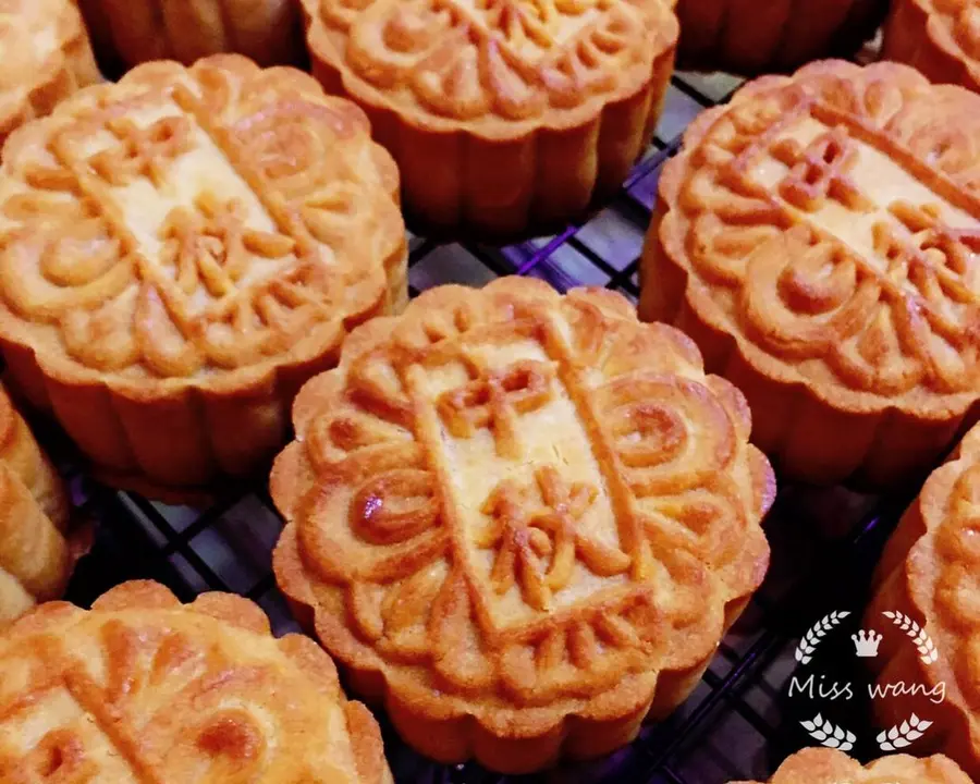 Old-fashioned puff pastry mooncakes don't use invert syrup