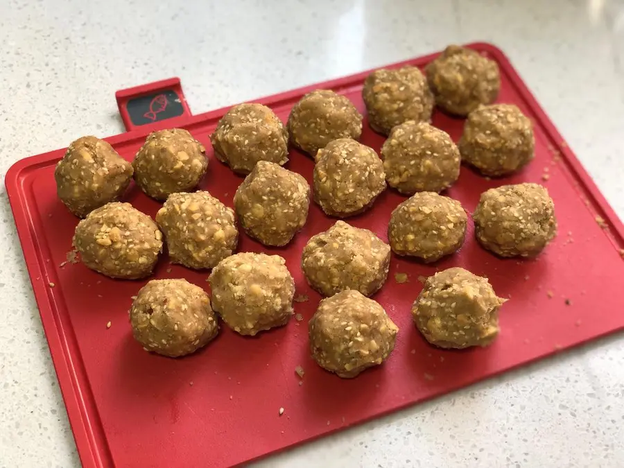 Mooncakes with salt and pepper peanut puff pastry step 0