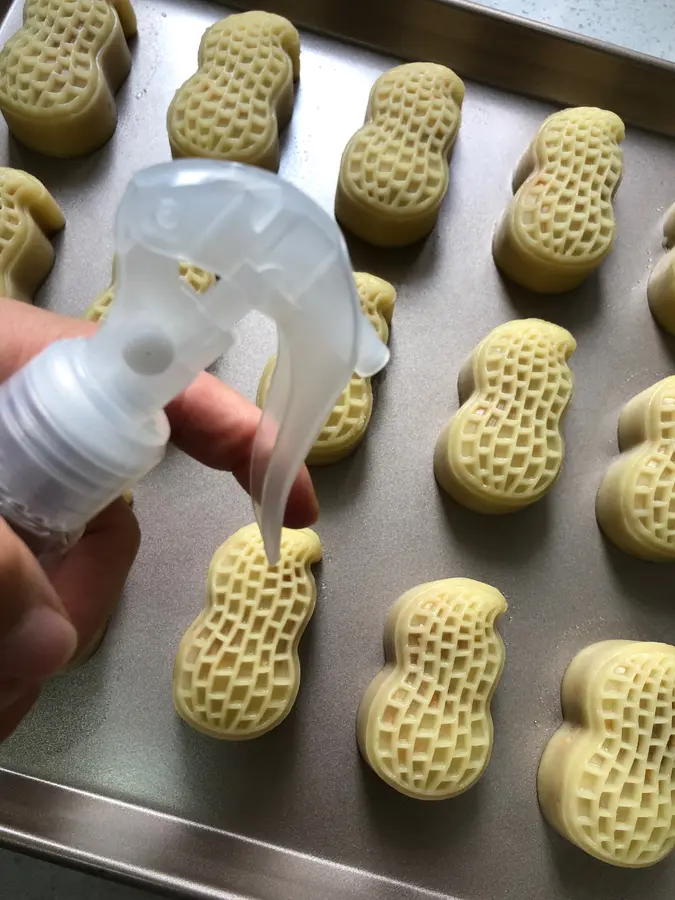 Mooncakes with salt and pepper peanut puff pastry step 0