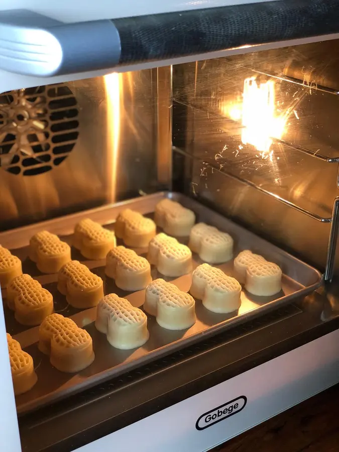 Mooncakes with salt and pepper peanut puff pastry step 0