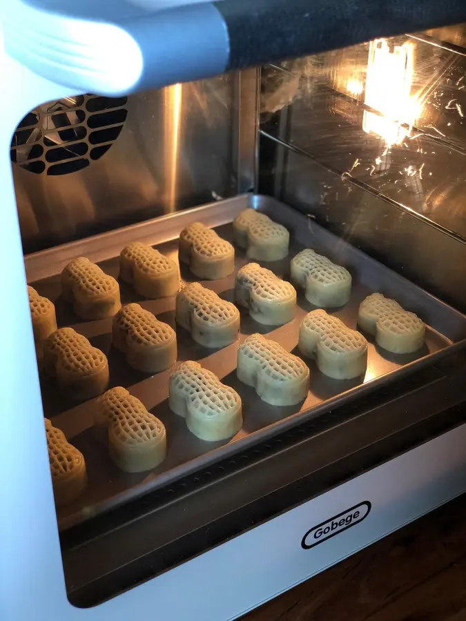 Mooncakes with salt and pepper peanut puff pastry step 0