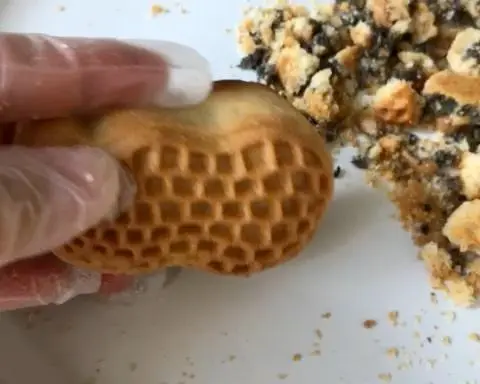 Mooncakes with salt and pepper peanut puff pastry step 0