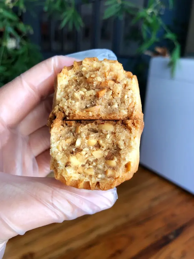 Mooncakes with salt and pepper peanut puff pastry step 0