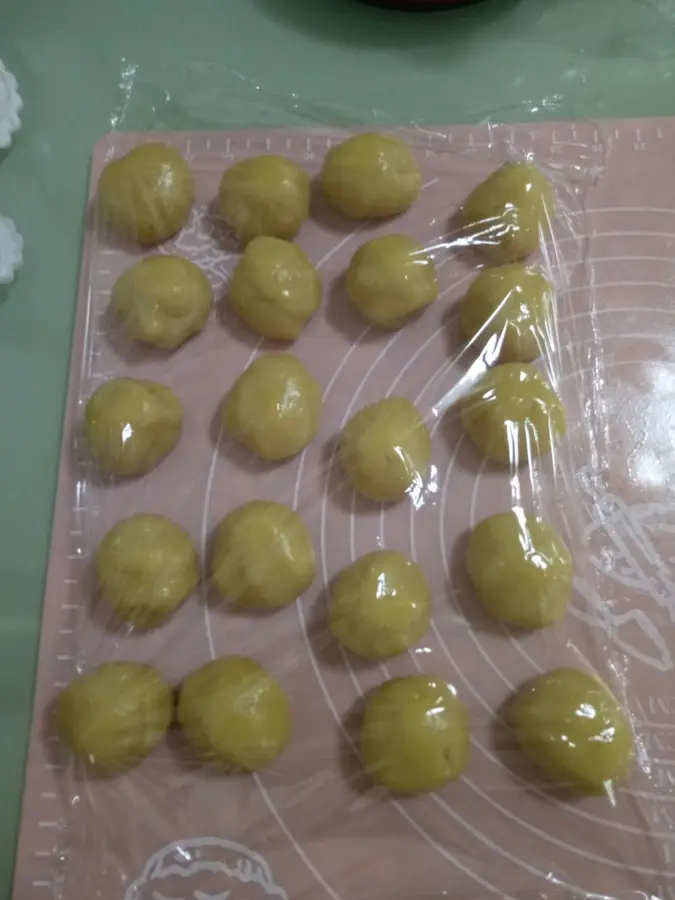 Cantonese lotus paste egg yolk mooncake step 0