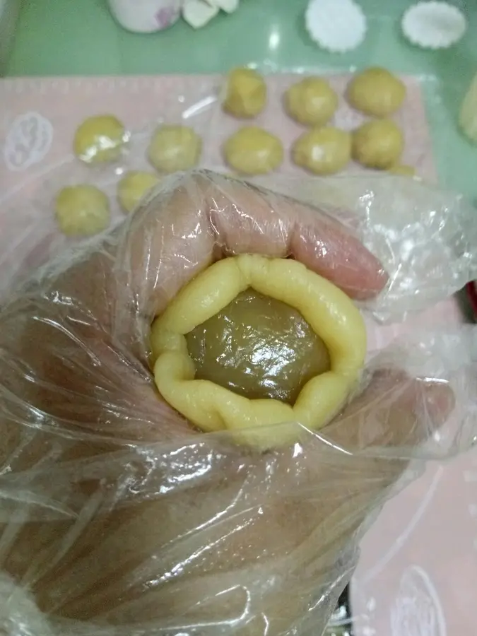 Cantonese lotus paste egg yolk mooncake step 0