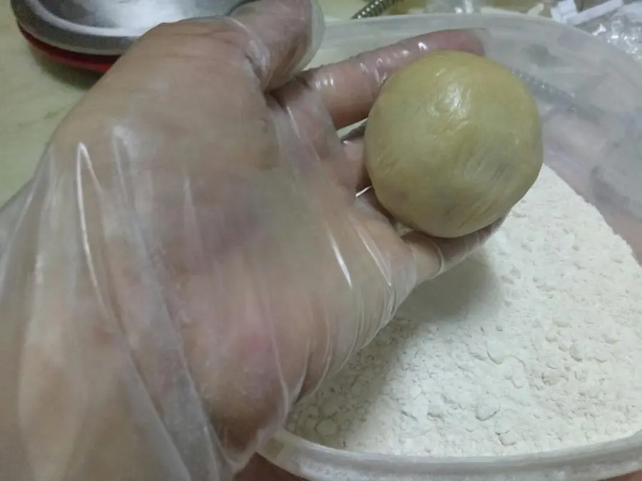 Cantonese lotus paste egg yolk mooncake step 0