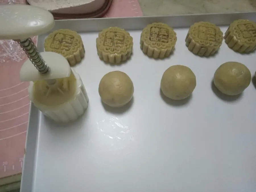 Cantonese lotus paste egg yolk mooncake step 0