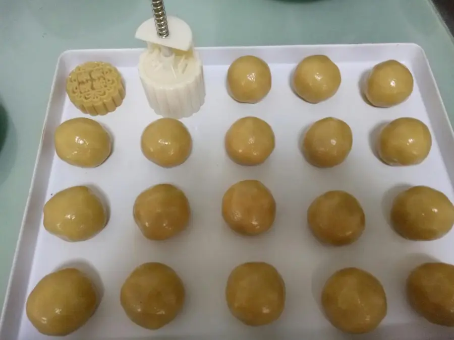 Cantonese lotus paste egg yolk mooncake step 0