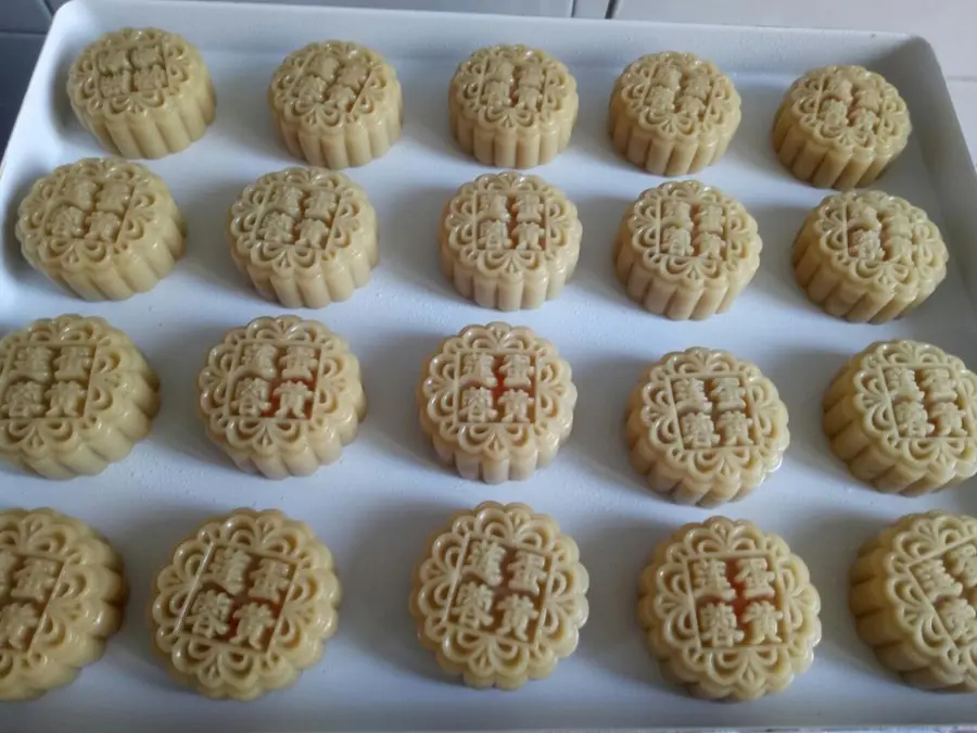 Cantonese lotus paste egg yolk mooncake step 0