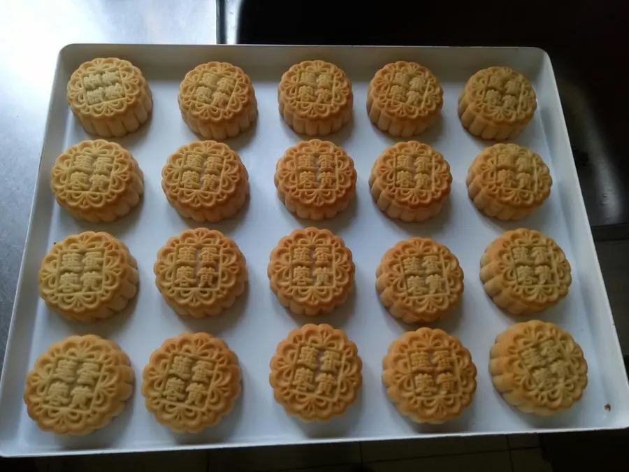 Cantonese lotus paste egg yolk mooncake step 0