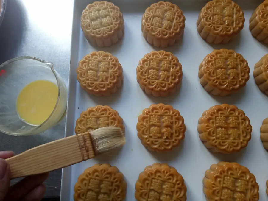 Cantonese lotus paste egg yolk mooncake step 0