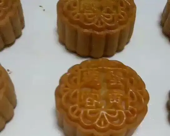 Cantonese lotus paste egg yolk mooncake step 0