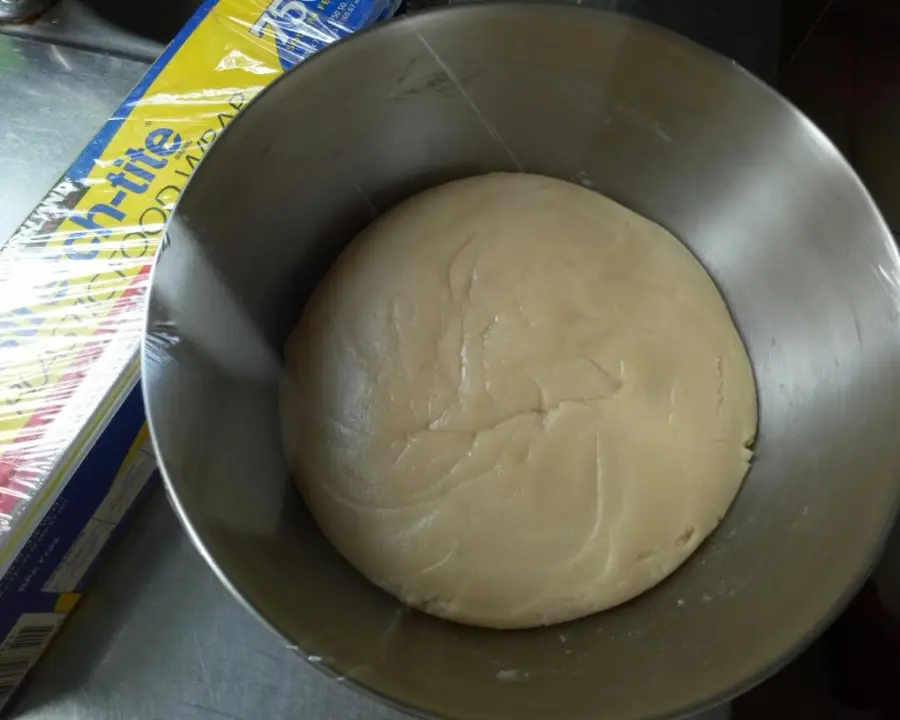 Cantonese lotus paste egg yolk mooncake step 0