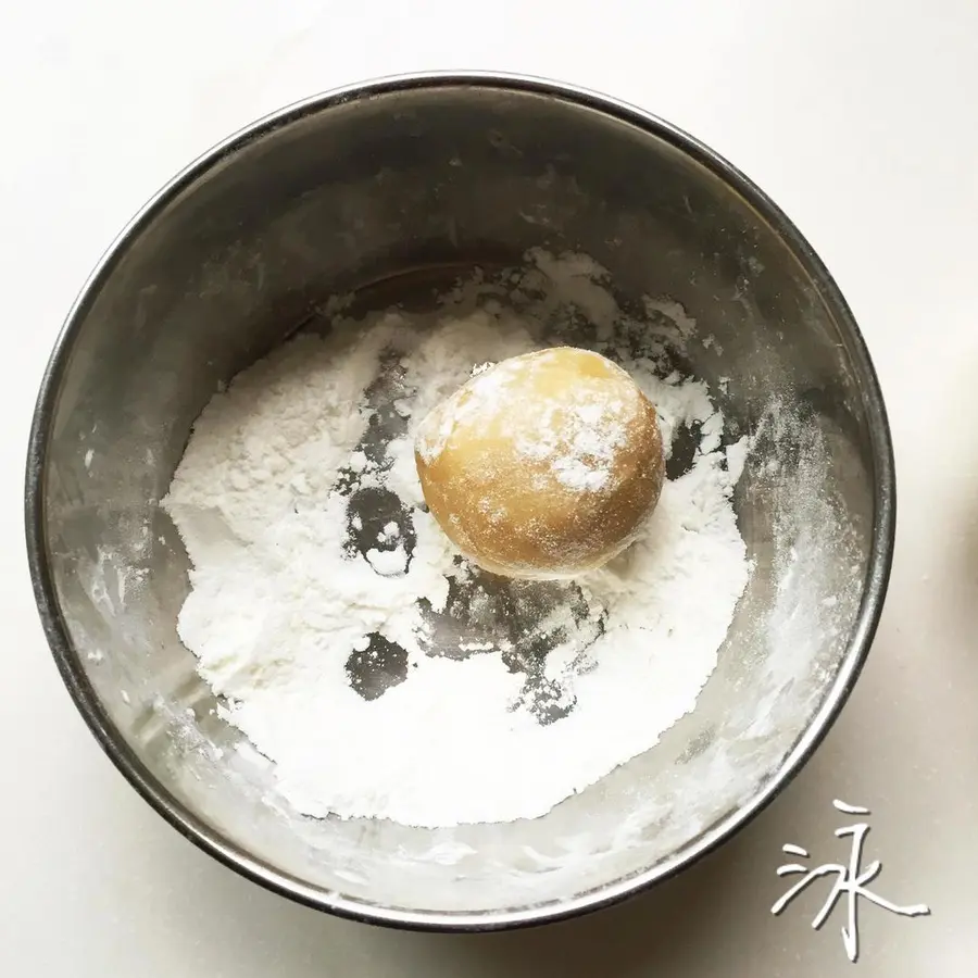 Cantonese moon cake - egg yolk lotus paste moon cake step 0