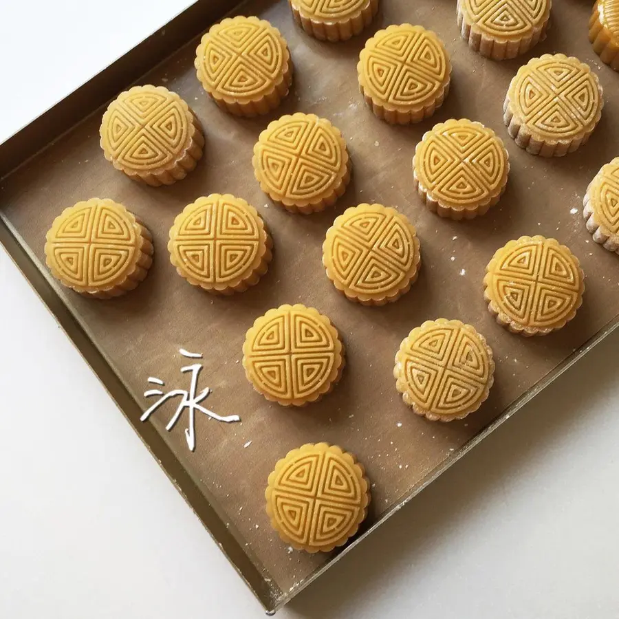 Cantonese moon cake - egg yolk lotus paste moon cake step 0