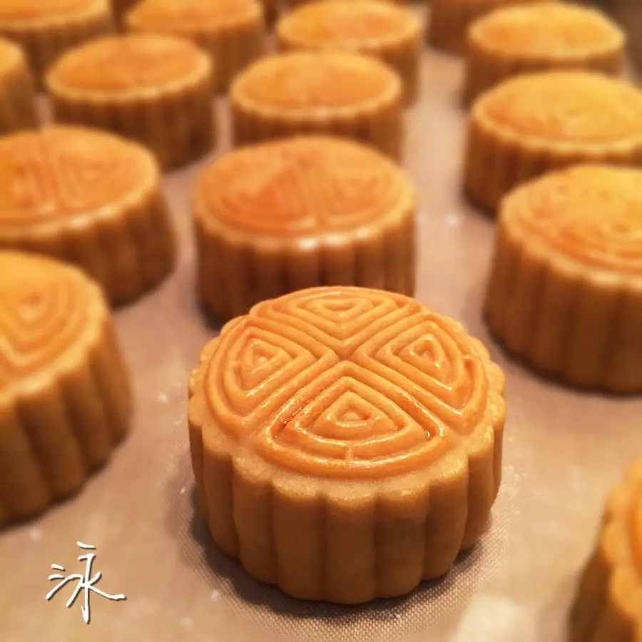 Cantonese moon cake - egg yolk lotus paste moon cake step 0