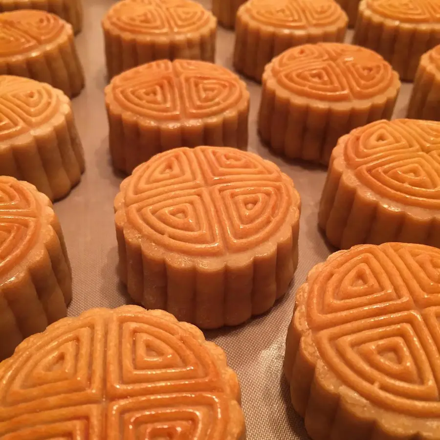 Cantonese moon cake - egg yolk lotus paste moon cake step 0