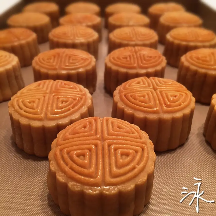 Cantonese moon cake - egg yolk lotus paste moon cake step 0