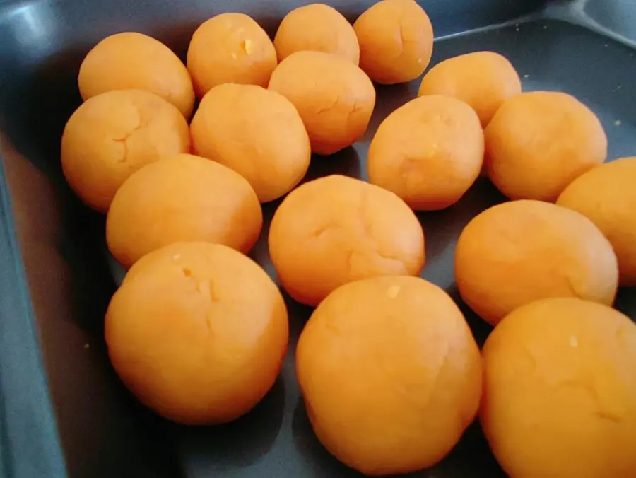 Exclusive (original) persimmon Ruyi - Cantonese Jinsha custard moon cake (video method attached) step 0