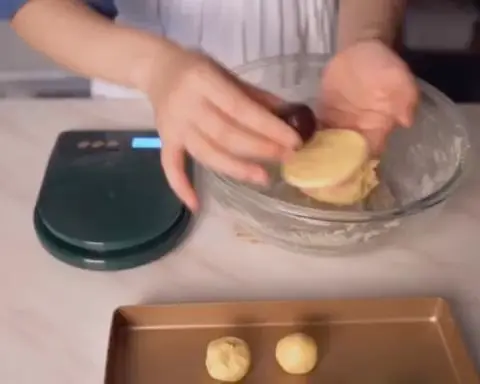 Super crispy soft milky mooncakes step 0