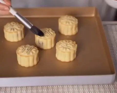 Super crispy soft milky mooncakes step 0